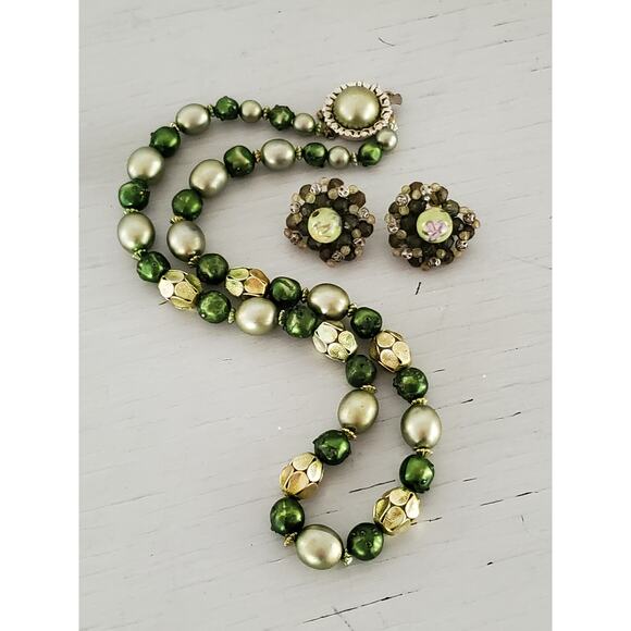 Vintage Green Tone Acrylic Beaded Hong Kong Necklace with Clip On Earrings - Picture 1 of 6
